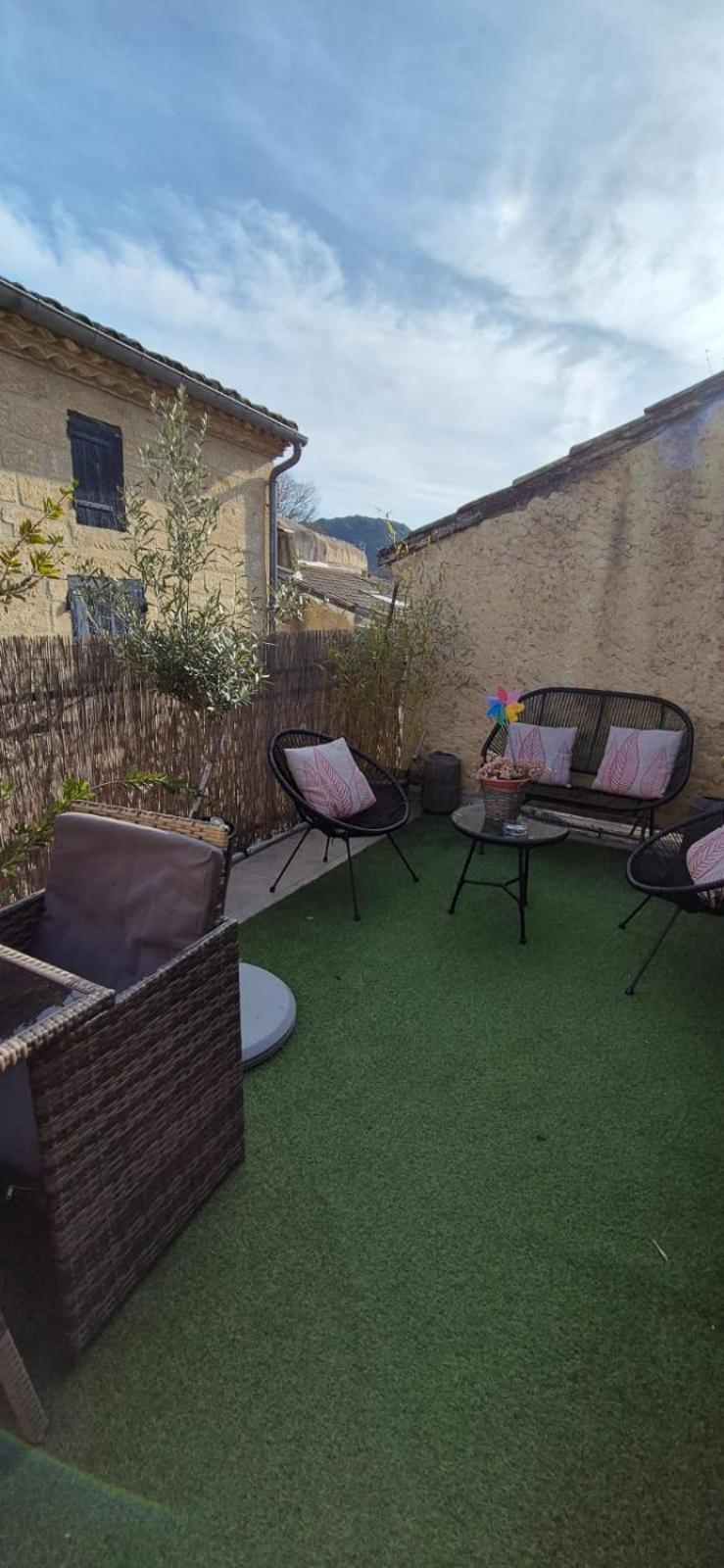 Proche D'Uzes La Terrasse Du Soleil Levant Collias Екстериор снимка